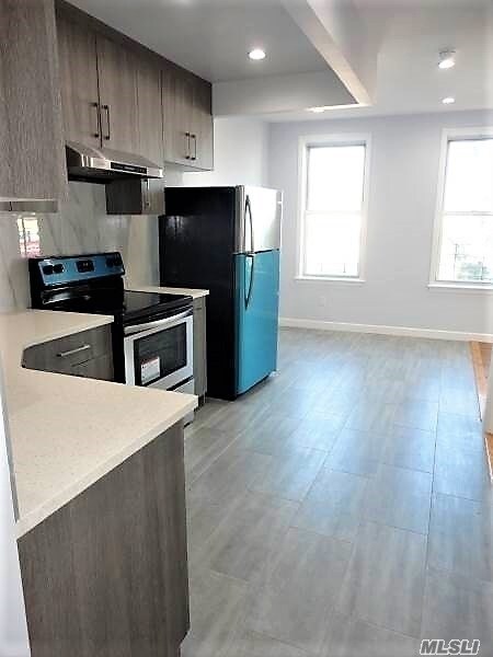 Foto del edificio - 66-76-76 Fresh Pond Rd