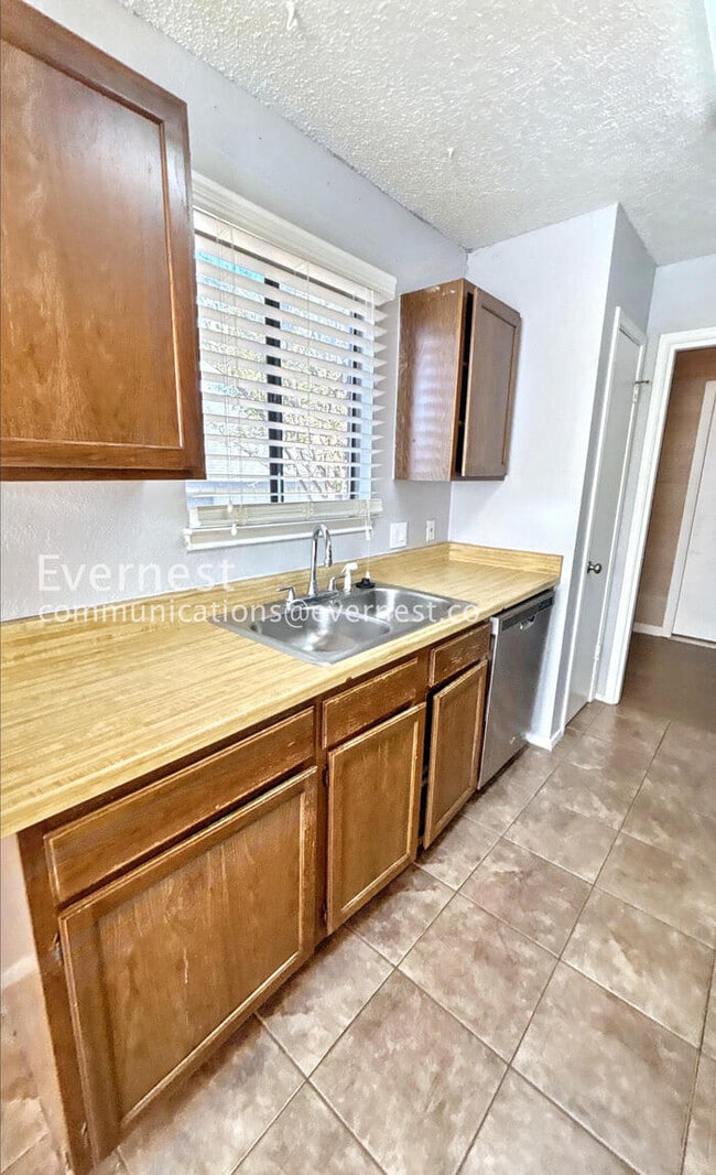 Foto del edificio - 915 Pyegrave Pl