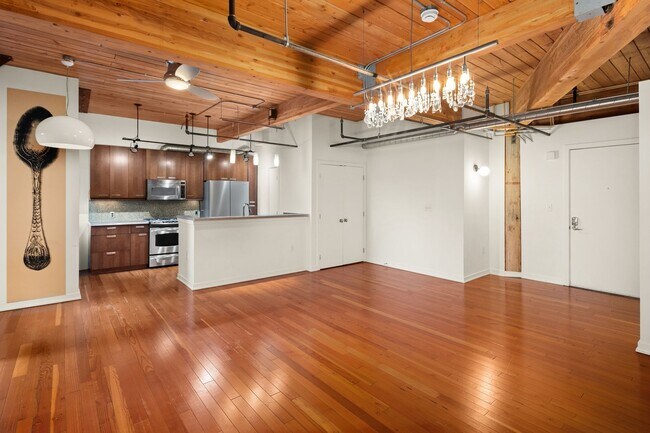 Foto del edificio - Exposed Beams in Historic Trace Lofts