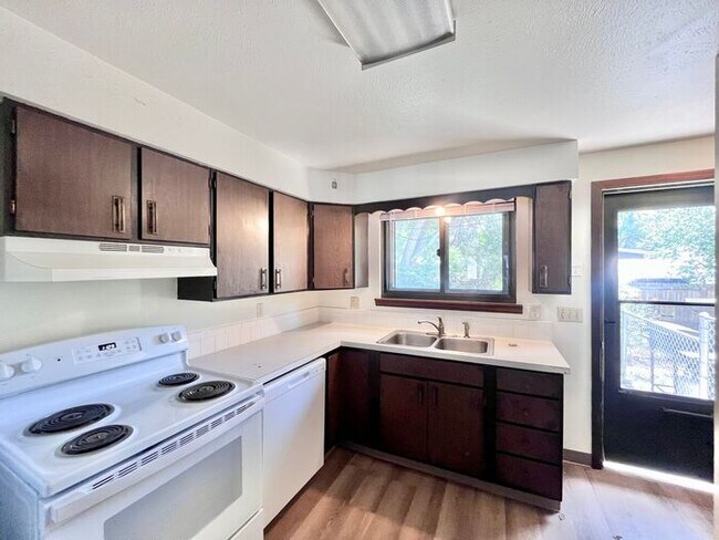 Foto del edificio - 2 Bedroom/2 Bath Spacious Brick Ranch Styl...
