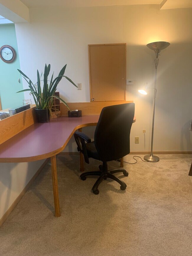 Building Photo - Cute Studio/1 Bedroom Apartment in Private...