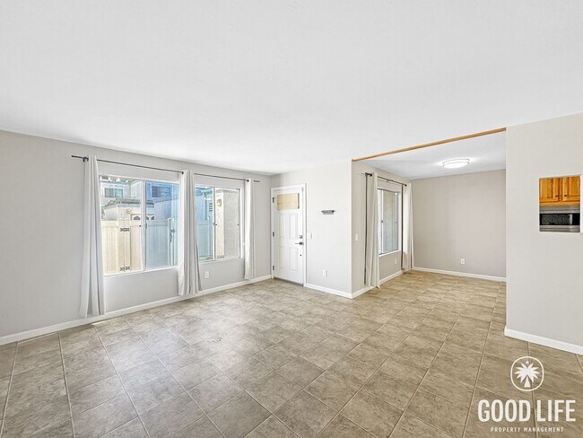 Foto del edificio - Spacious 3BD/2.5BA Two-Story Condo in Southwest Chula Vista with Kitchen Island, In-Unit Laundry ...