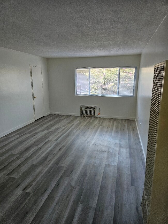 Living Room - 2331 W West Ave