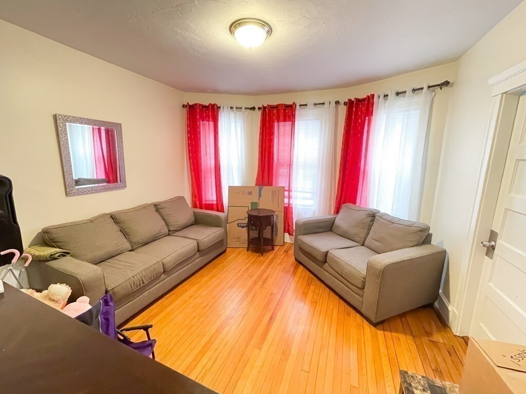 Primary Photo - 90 Claybourne St
