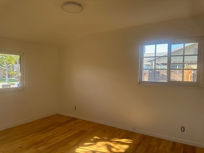 Building Photo - AMAZING INTERIOR 4 BEDROOM / 2 BATHROOM REMODELED HOUSE