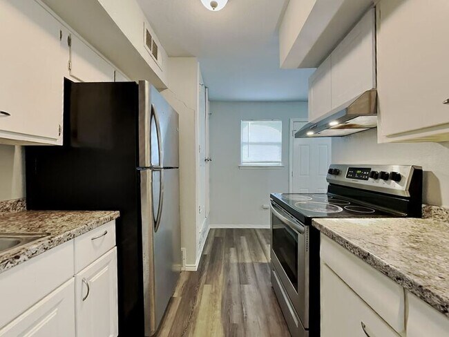 Building Photo - 4349 Chestnut Dr