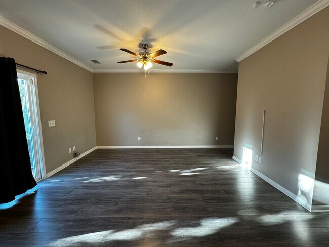 Foto del edificio - Highly Desirable Richmond Hill Townhome with 3 Bedroooms