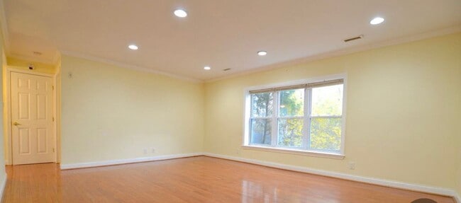Building Photo - Charming 3 Bedroom-No Broker Fee
