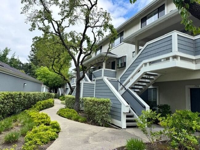 Building Photo - Beautiful upper level 2 story condo w/detached 1 car garage in Ashford Ct.