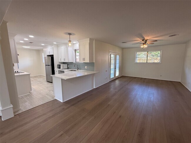 Foto del edificio - 10410 Barwood Dr
