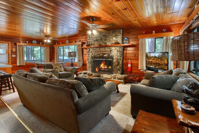 Building Photo - 2582 Deer Ln