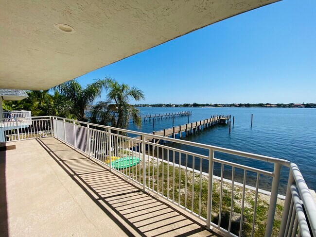 Building Photo - 1100 S Lake Dr