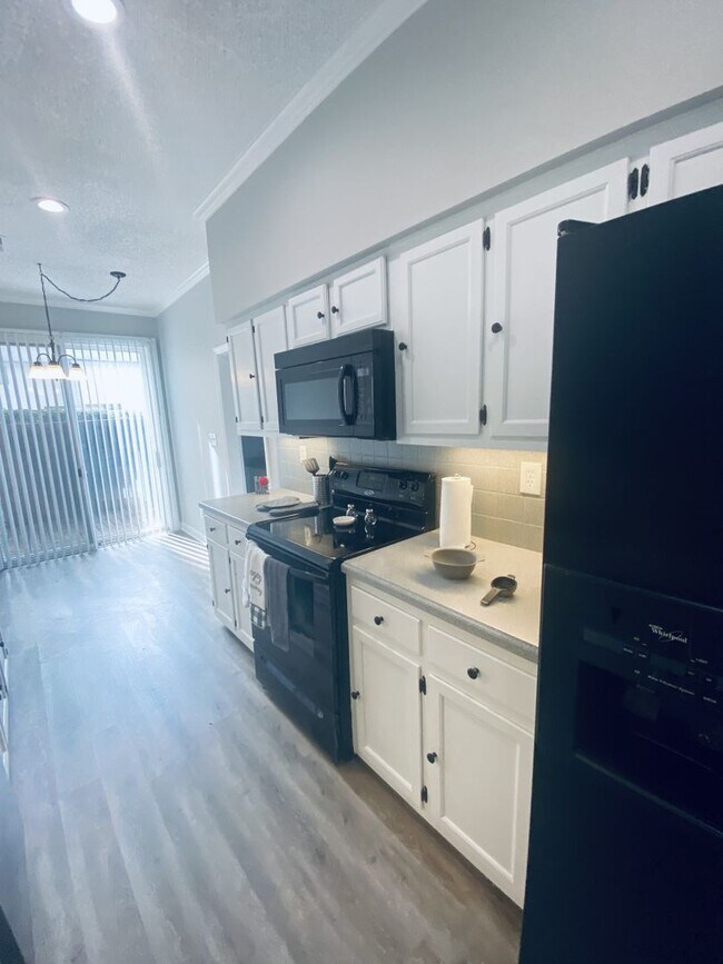 Foto del edificio - Coming Soon.... Spacious 3 Bedroom 2.5 Bath Townhome!!