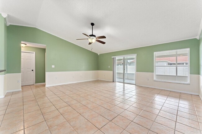Foto del edificio - Charming 3-Bedroom, 2-Bath Home with 2-Car Garage and Bonus Room in Poinciana!