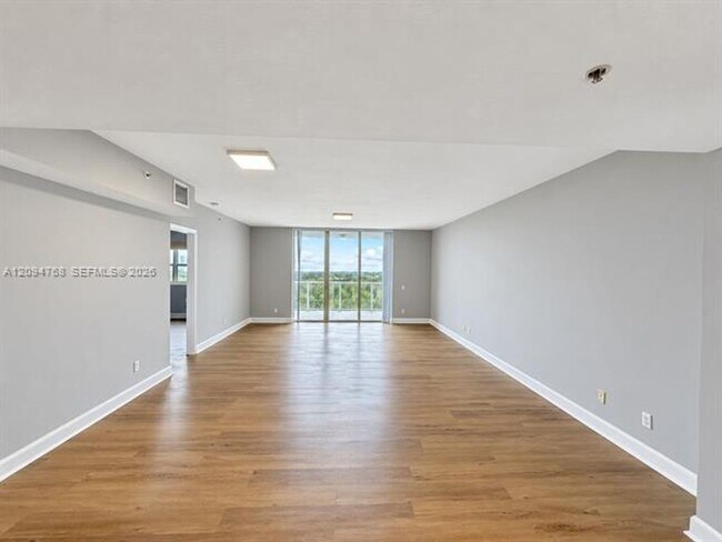 Building Photo - 14951 Royal Oaks Ln
