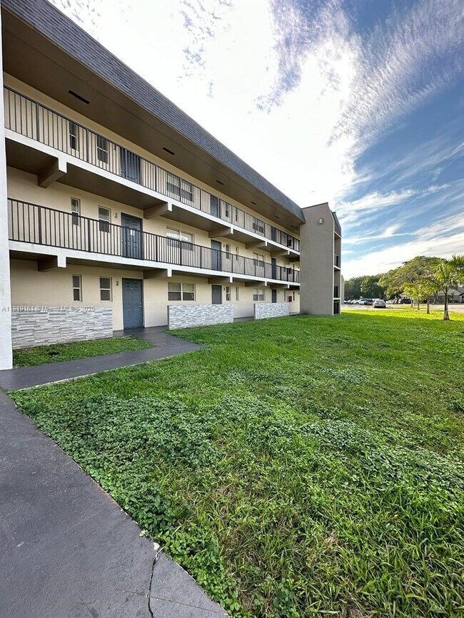 Foto del edificio - 8000 Fairview Dr