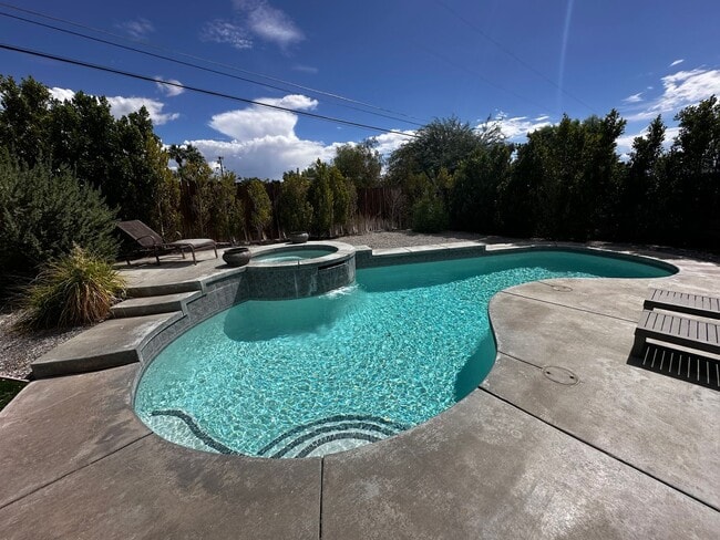 Foto del edificio - 12800 Miracle Hill Rd