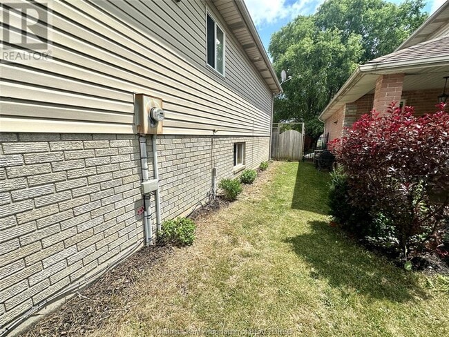 Building Photo - 6 Bristol Dr
