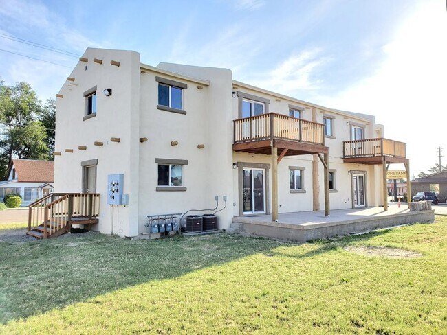 ¡Hermoso patio trasero! - 119 4th St