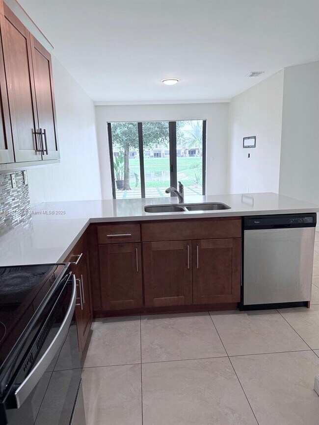 Foto del edificio - 5980 NW 104th Ct