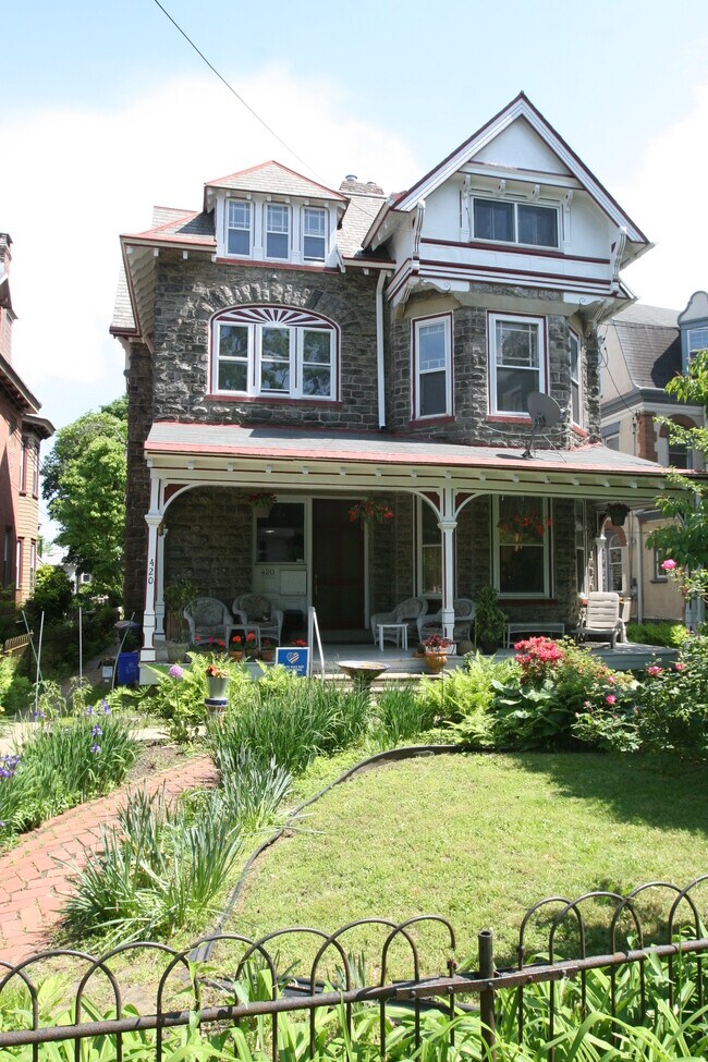 Building Photo - 420 W School House Ln