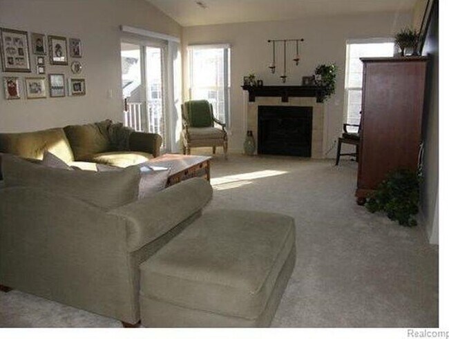 Foto del edificio - 5740 Pine Aires Dr