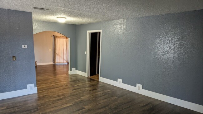 Foto del edificio - 4905 Raley Blvd