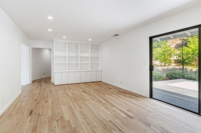 Building Photo - Beautiful 4-Bedroom 2-Bathroom Home