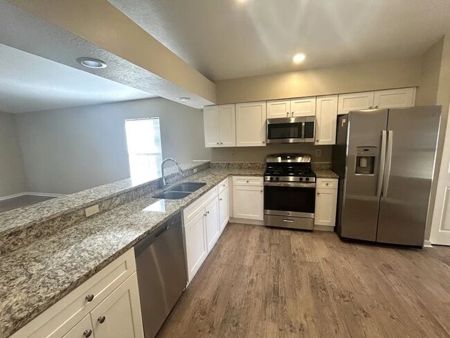 Building Photo - 2483 Crestdale Cir SE