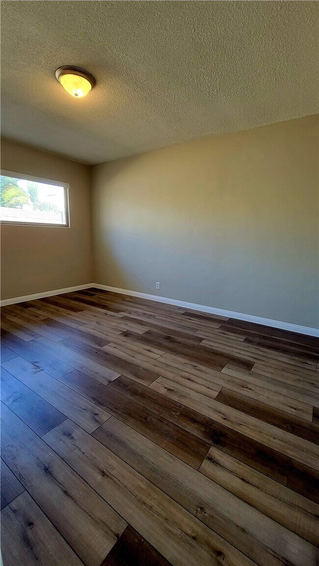 Foto del edificio - 1955 W Houston Ave