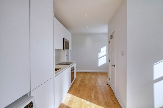 Photo du bâtiment - 4715 Chem. Queen Mary