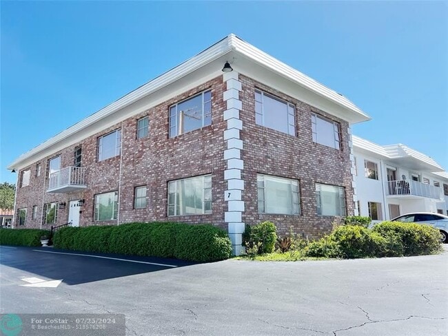 Building Photo - 310 S Cypress Rd