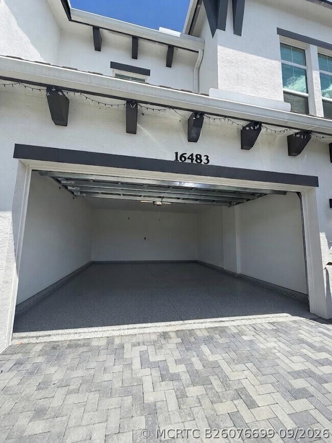 Foto del edificio - 16483 Helix Ct