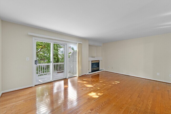 Foto del edificio - This move-in ready, professionally cleaned 3-bedroom, 3.5-bathroom townhouse in Reston Town Cente...