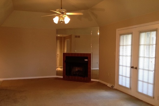 Building Photo - 138 Charter Oaks Dr