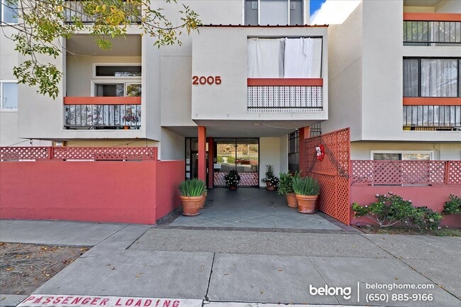 Building Photo - 2005 Pleasant Valley Ave