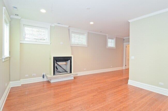 Building Photo - 2738 N Greenview Ave