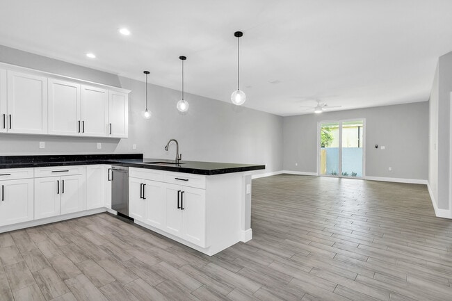 Building Photo - 1515 SW 27th Ct
