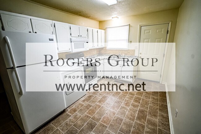 Building Photo - #379*** - 216 S. Main St Duplex