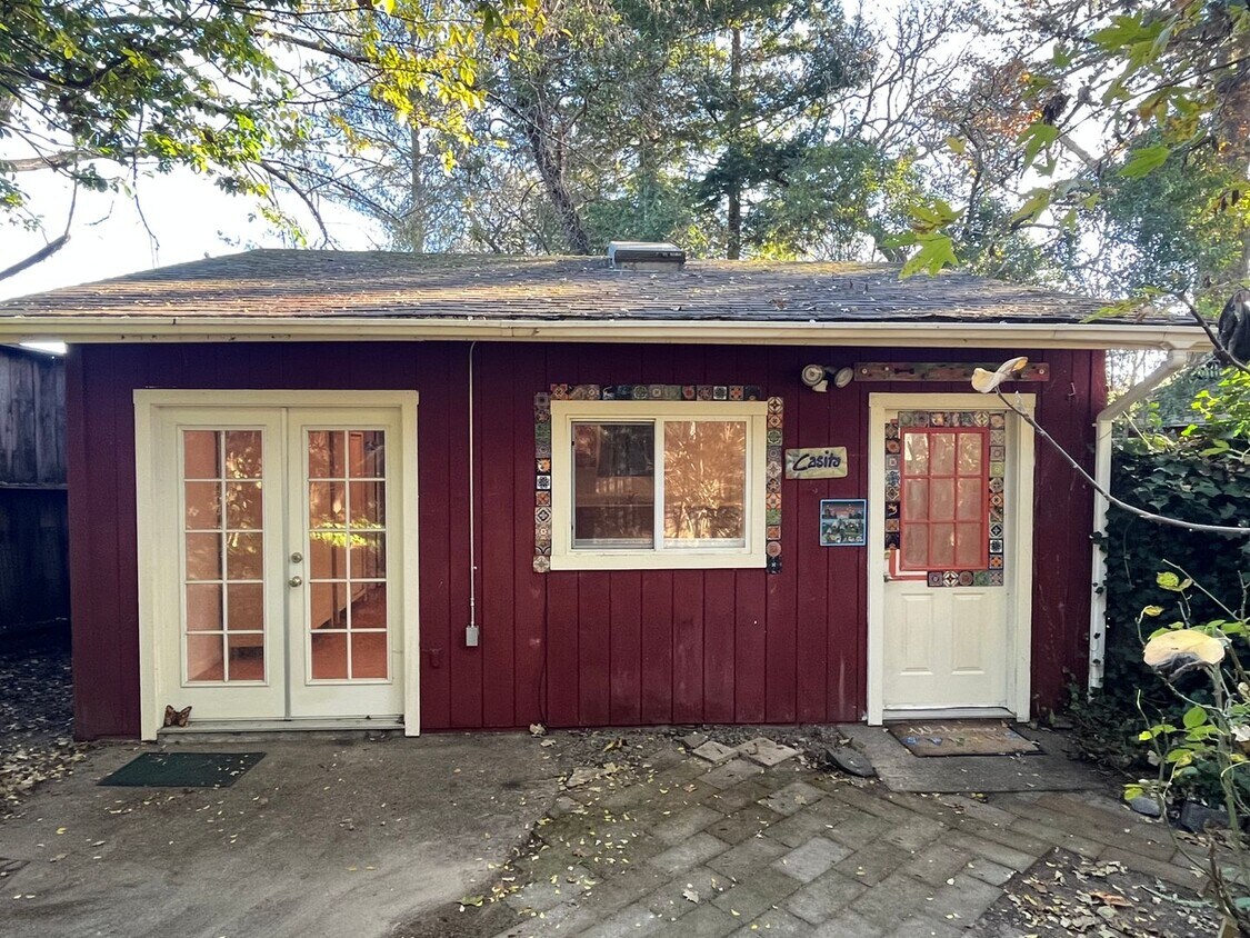 Primary Photo - Gated Private Studio just minutes to downt...