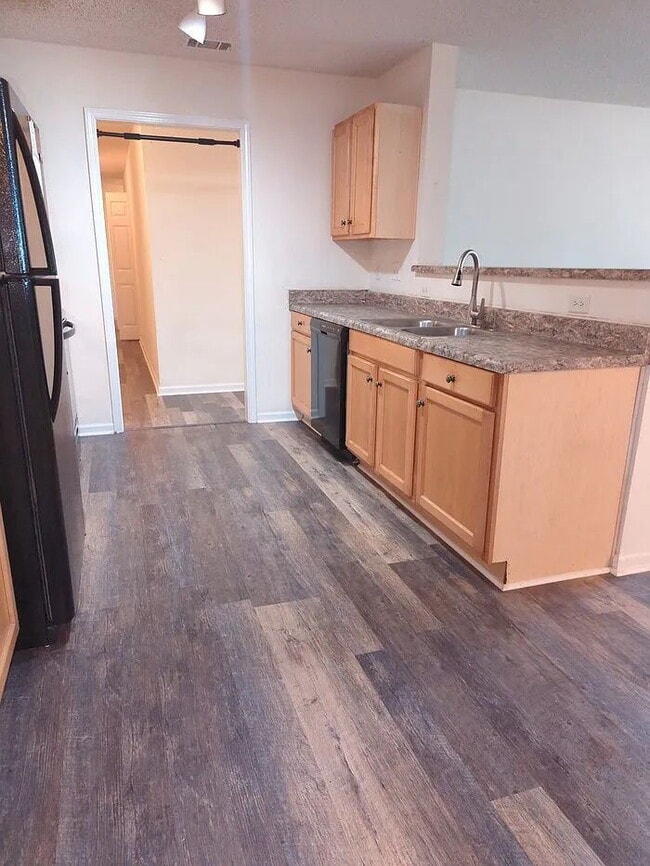 Building Photo - Single Room w/ Private Bathroom in Hart's Cove