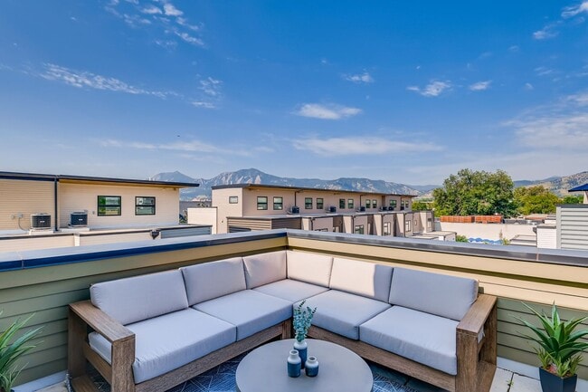 Building Photo - Contemporary Townhome with Rooftop Deck-Flatiron Views