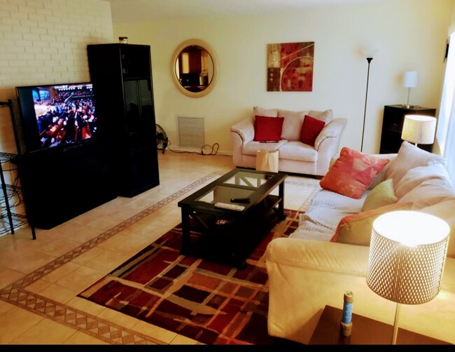 Foto del edificio - 170 Larchwood Dr