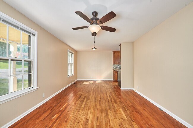 Building Photo - Coming Soon: 3 BR, 1 1/2 BA house in Sprin...