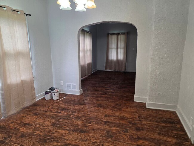 Foto del edificio - 3-Bedroom, 1-Bathroom Home with Basement – $1,350/Month - Accepting Section 8