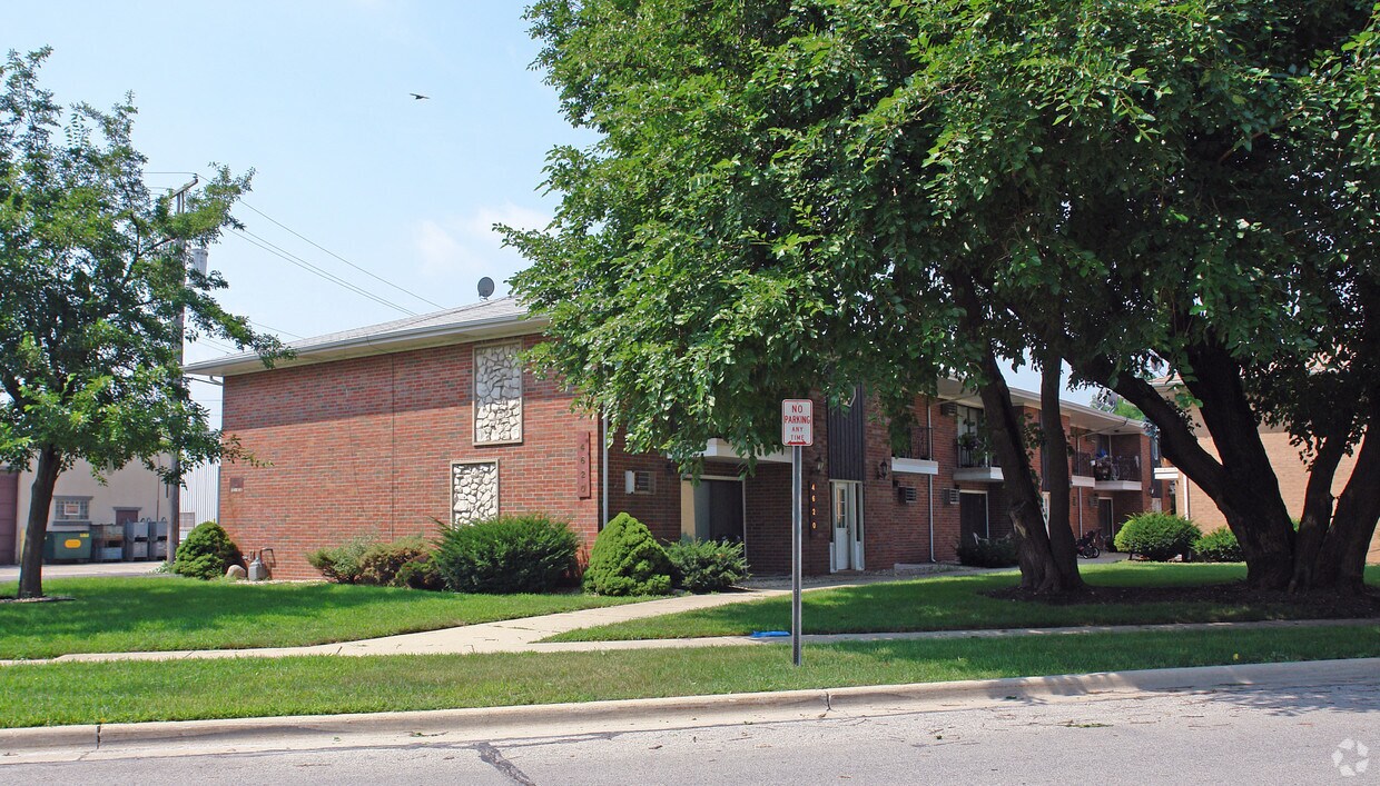 Building Photo - 4616-4620 Maple Ave