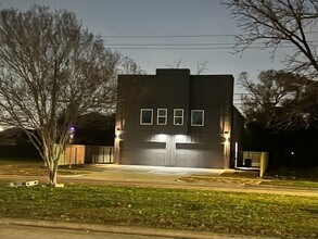 Building Photo - 727 S Victory Dr