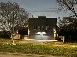 Building Photo - 727 S Victory Dr