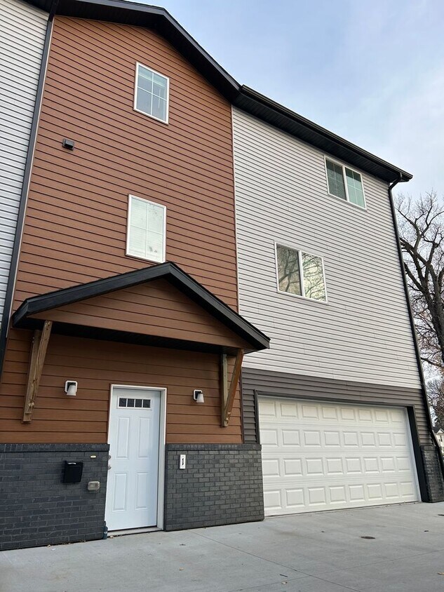 Foto principal - 3-Bed, 2-Bath Townhomes Near Downtown Farg...