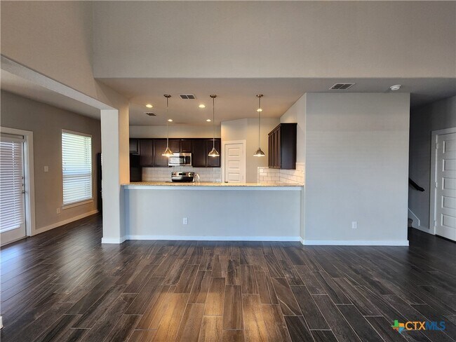 Foto del edificio - 399 Creekside Curve